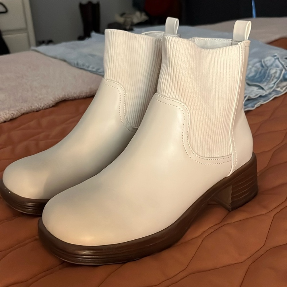 like new steve madden white ankle boots